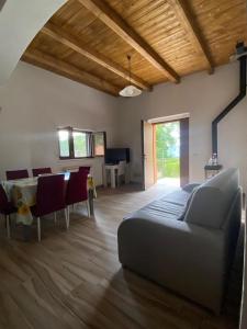 salon z kanapą i stołem w obiekcie BORGO DON ARMANDO - Appartamento A B C E w mieście Francavilla in Sinni