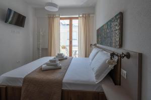 ein Schlafzimmer mit einem großen Bett mit Handtüchern darauf in der Unterkunft Sul Corso Affittacamere in Nuoro