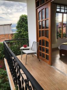 balkon z krzesłem i stołem w obiekcie Alojamiento Familiar Custodia w mieście Tarapoto