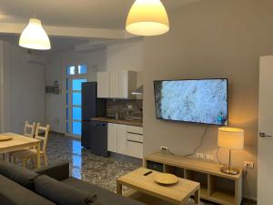 TV a/nebo společenská místnost v ubytování Apartamentos La Aldea Suites