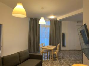 TV a/nebo společenská místnost v ubytování Apartamentos La Aldea Suites