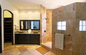 ein großes Bad mit einer Dusche und einem Waschbecken in der Unterkunft Vista Hermosa Resort and Spa in Rosarito