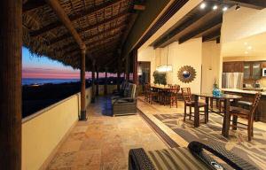 Cette maison dispose d'une terrasse avec une table et des chaises. dans l'établissement Vista Hermosa Resort and Spa, à Rosarito