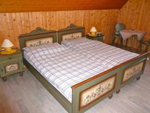 Ein Bett oder Betten in einem Zimmer der Unterkunft Gasthaus Tübli Gersau