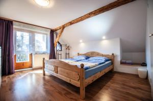 um quarto com uma cama de madeira e uma janela em Hostel, Rooms and Apartment Ceklin em Bohinj