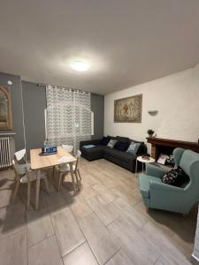 ein Wohnzimmer mit einem Sofa und einem Tisch in der Unterkunft IL CAPRICCIO DI SILVIA in Sirmione