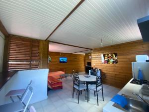 A cozinha ou cozinha compacta de Bleu topaze - vue imprenable - Les Anses d'Arlet