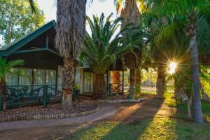 Garður fyrir utan Desert Palms Alice Springs