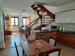 Virtuve vai virtuves zona naktsmītnē Apartmán Nesyt