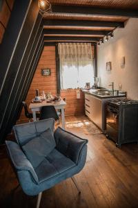 a living room with a couch and a table in a kitchen at URUBICI - Cabana da Montanha in Mundo Novo