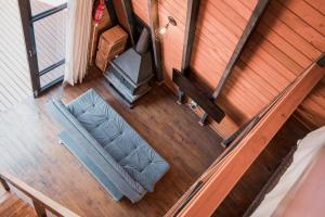 an overhead view of a couch on a wooden floor at URUBICI - Cabana da Montanha in Mundo Novo