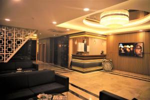 un vestíbulo con un sofá negro y un reloj en RESTWON SUIT, en Estambul