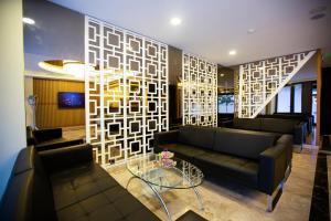 Una sala de estar con dos sofás y una mesa. en RESTWON SUIT, en Estambul 23 fotos más