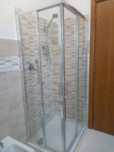 een badkamer met een glazen douchecabine bij Casa via dei platani in Chieti