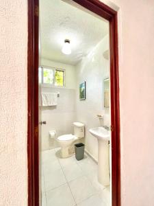 a bathroom with a toilet and a sink at Cómodo y bello departamento cerca de la Zona hotelera y el ferry a Isla mujeres in Cancún