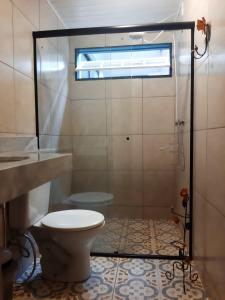 une salle de bain avec toilettes et douche dans l'établissement Casa charmosa e espaçosa, à Tiradentes 13 autres photos