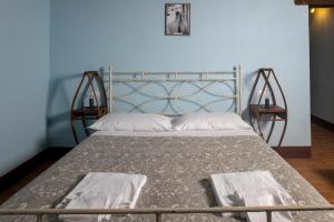 Una cama con dos toallas en una habitación en In Collegiata, en Foiano della Chiana