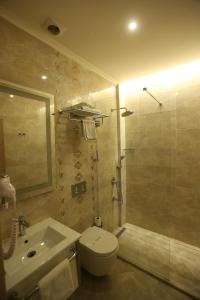 Un baño con inodoro, lavabo y ducha. en RESTWON SUIT, en Estambul