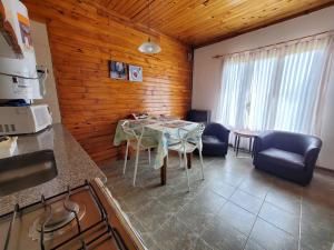 Uma área de estar em Cabañas Normana Inn