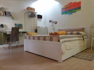 グスピニにあるB&B Annalu'のベッドルーム1室(ベッド1台付)、キッチンが備わるアパートメントです。