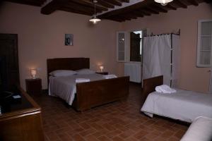 ein Schlafzimmer mit 2 Betten und 2 Lampen an Tischen in der Unterkunft In Collegiata in Foiano della Chiana