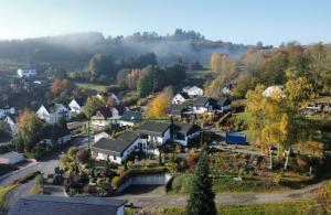 eine Luftansicht einer Kleinstadt mit Häusern in der Unterkunft Traumhaus am Maar in Schalkenmehren