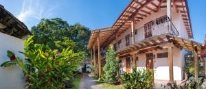 un vecchio edificio con balcone e piante di Casa 1800 Suchitoto Boutique a Suchitoto