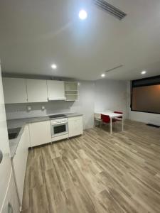 Kuchyňa alebo kuchynka v ubytovaní Cozy flat in La Petxina B
