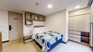 Terrazas في بوغوتا: غرفة نوم صغيرة بها سرير وخزانة