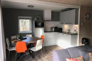 BallumにあるSecluded Holiday Home in Ballum Frisian Islands with Terraceのキッチン、ダイニングルーム(テーブル、椅子付)