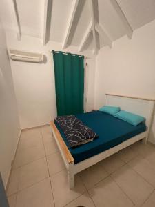 łóżko w pokoju z zieloną zasłoną w obiekcie 2 Bedroom Apt with Breathtaking view w mieście Oyster Pond