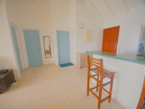 cocina con encimera y silla en una habitación en 2 Bedroom Apt with Breathtaking view, en Oyster Pond
