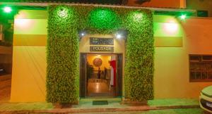 un edificio con un'edera verde sul lato di esso di Pousada Canto do Rio a Prado