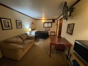 Χώρος καθιστικού στο Highland Court Motel