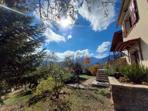 einen Blick auf ein Haus mit Bergen im Hintergrund in der Unterkunft Hanna House in Kato Trikala Korinthias