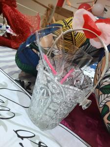 szklaną wazę siedzącą na stole w obiekcie Ti Mango Julie w mieście Le Gosier