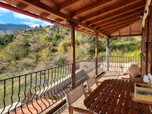 eine Veranda mit einer Bank und Bergblick in der Unterkunft Hanna House in Kato Trikala Korinthias