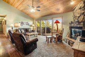 un soggiorno con divano e camino di Lodge Haus - Permit #6063 a Estes Park