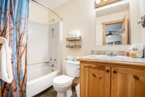 e bagno con lavandino, servizi igienici e vasca. di Lodge Haus - Permit #6063 a Estes Park Altre 21 foto