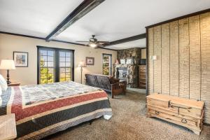una camera da letto con un letto e una sedia in una stanza di Lodge Haus - Permit #6063 a Estes Park