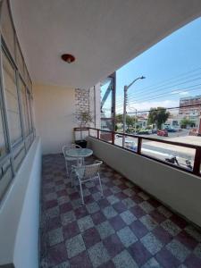 - Balcón con mesa y silla en un edificio en Hostal Atenea, en Ilo