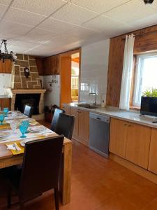 Kuchnia lub aneks kuchenny w obiekcie Villa Entre Encinas