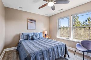 una camera con letto e ventilatore a soffitto di Whispering Pines a Flagstaff