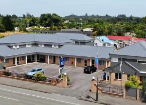 una vista aérea de un motel con aparcamiento en ASURE Chelsea Gateway Motor Lodge en Westport