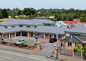 an overhead view of a motel with a parking lot at ASURE Chelsea Gateway Motor Lodge in Westport