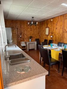 Kuchnia lub aneks kuchenny w obiekcie Villa Entre Encinas