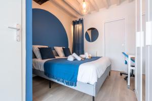 La WAIDE Beau studio centre ville WIFI NETFLIX tout équipé في أميان: غرفة نوم زرقاء وبيضاء مع سرير