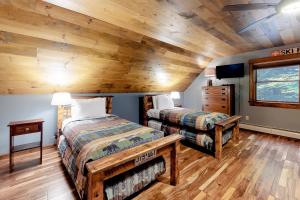 A bed or beds in a room at Sunday River Ski House