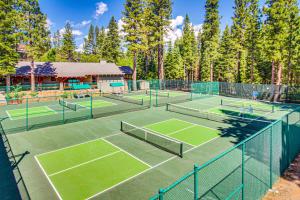 Tennis ja/või seinatennis majutusasutuses Berkman Family Escape või selle läheduses
