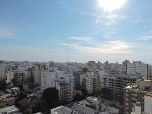 - une vue sur la ville et le soleil dans le ciel dans l'établissement Soleado MDP, à Mar del Plata